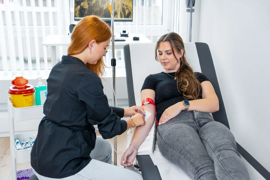 Venenzugang für eine Infusion im Behandlungsstuhl